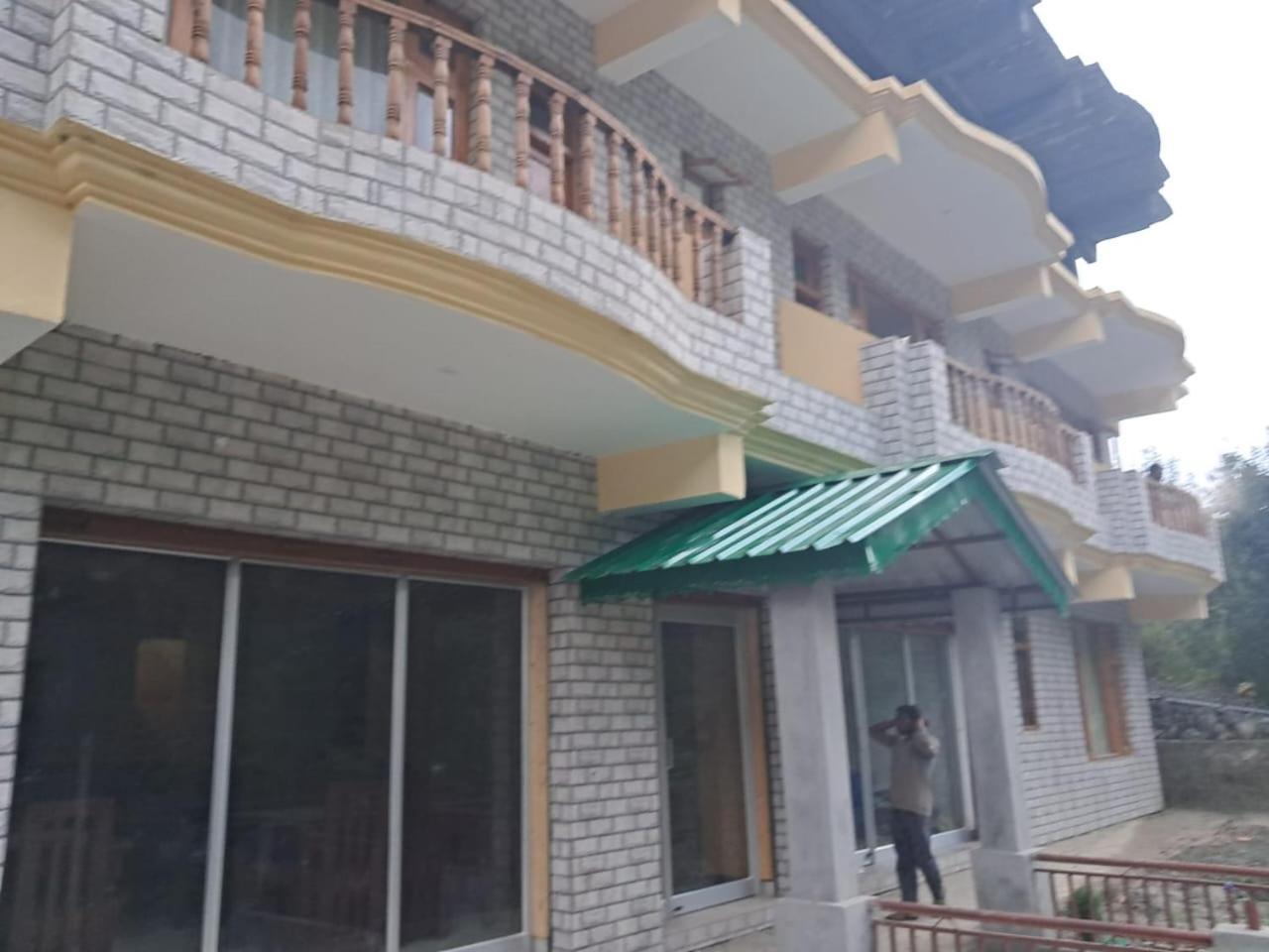Hotel Royal Galaxy Tirthan Banjār Exterior foto