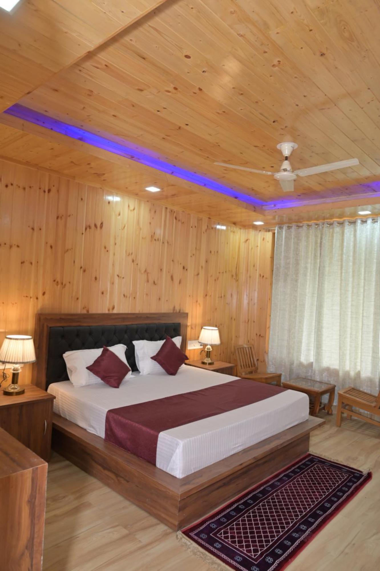 Hotel Royal Galaxy Tirthan Banjār Exterior foto