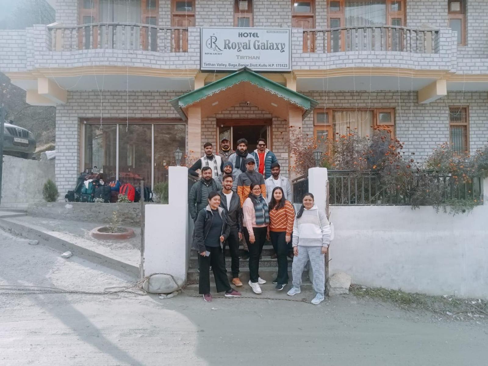 Hotel Royal Galaxy Tirthan Banjār Exterior foto